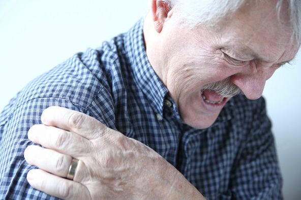 Бол у рамену код старијег човека са дијагнозом артрозе раменог зглоба